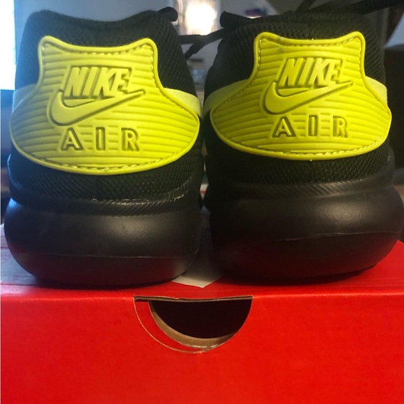 Boys 5Y Nike Air Max Oketo - Picture 2 of 8